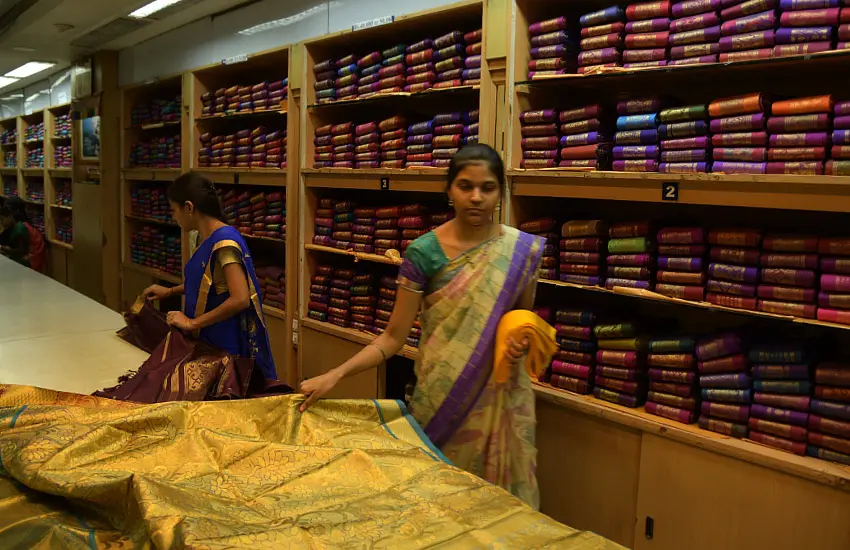 Buy Thirubuvanam Pure Silk Handloom Saree online | Looksgud.in