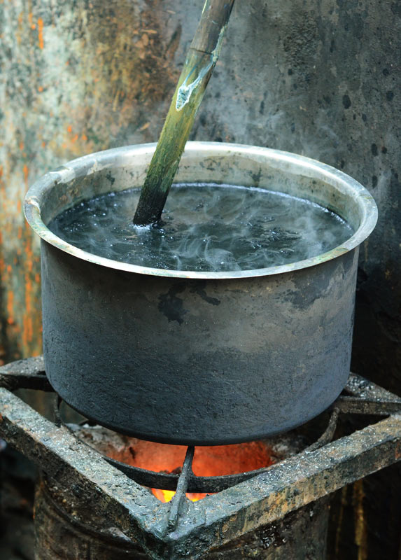 Kutch bandhani craft pots for boiling