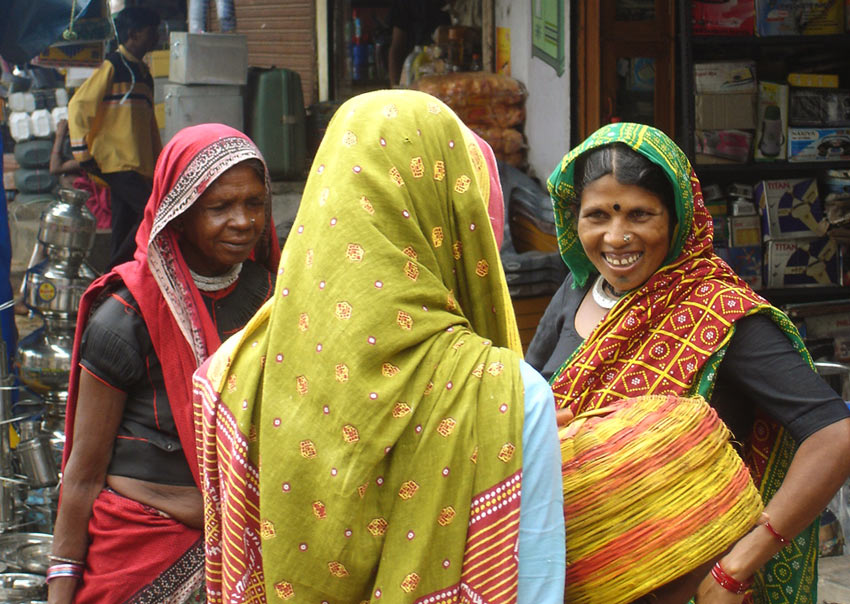 Women wearing saree with Gaamthi print.